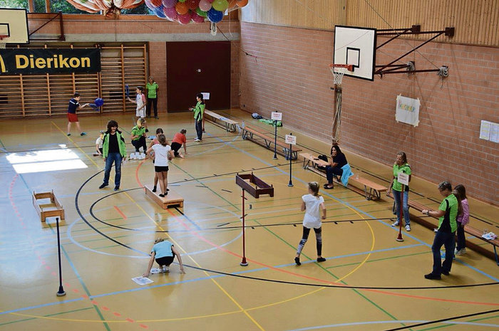 Plauschparcours in der Turnhalle.