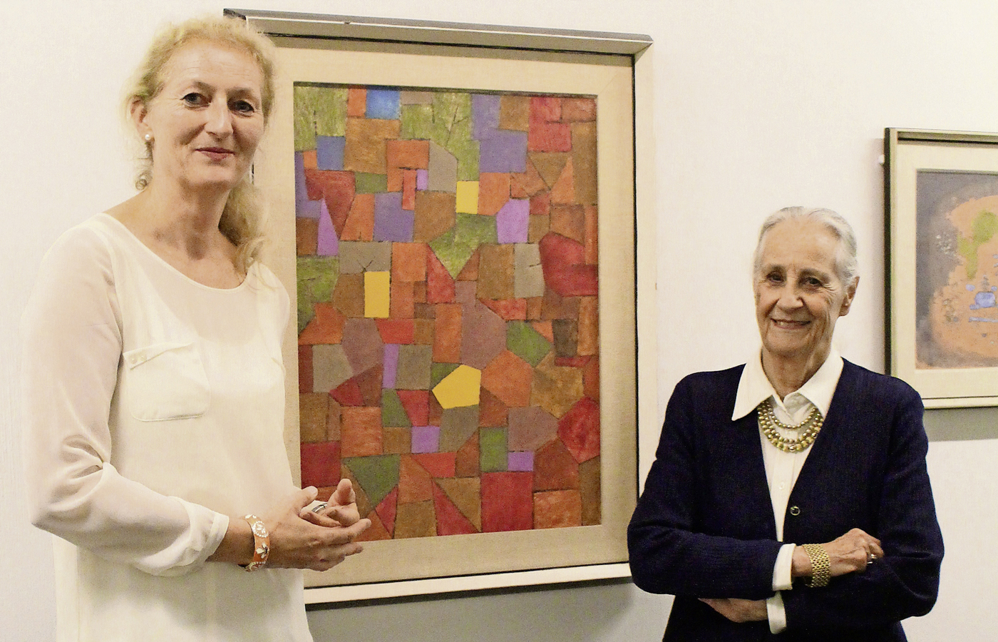 Angela Rosengart mit Kuratorin Martina Kral. Bild zVg.