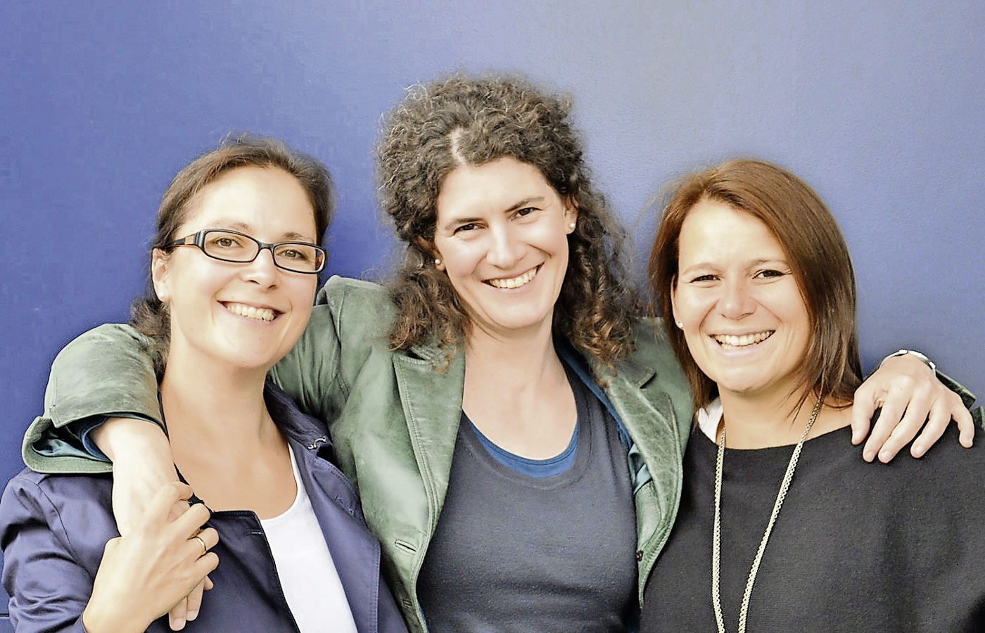 Konzertieren in der Kunstkeramik: Christina Gallati (Violine), Sabina Diergarten (Violoncello) und Judith Flury (Klavier). Bild zVg.