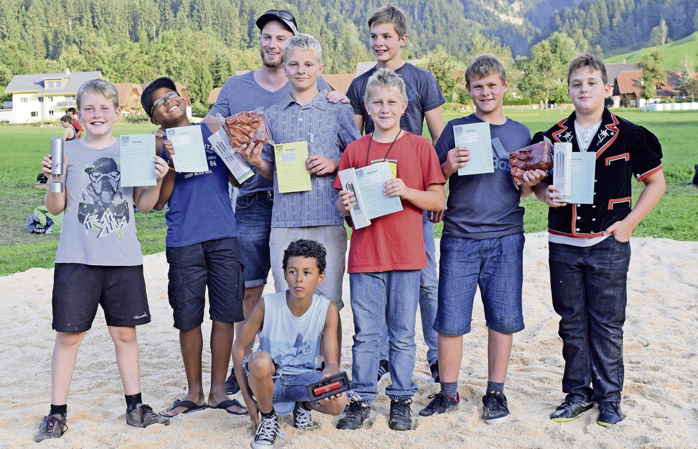 Jungschwingerbetreuer Ruedi Schillig mit acht Oberhabsburger Nachwuchsschwingern in Marbach. Bild zVg.