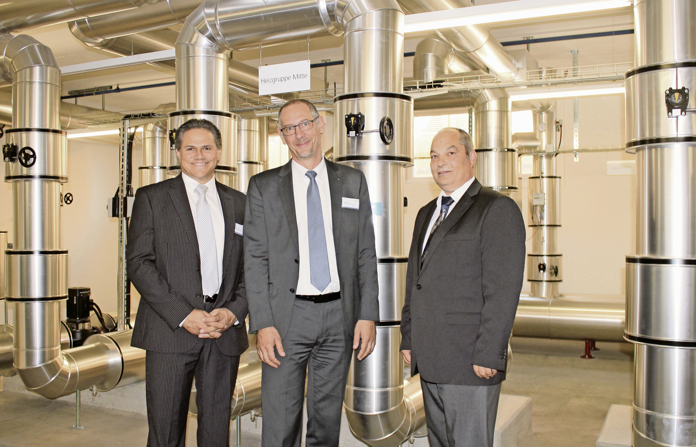 Die Gastgeber zur Feier des «Fernwärme-Meilensteines» im Schindler Campus Ebikon: Rainer Roten, CEO Schindler Aufzüge, Rolf Samer, EWL-Geschäftsleitungsmitglied und Herbert Stadelmann, Leiter Gebäude- und Anlagenmanagement. Bild: rowi.