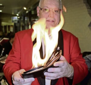 Hokuspokus: Zauberer Fredy Wicki liess sein Portemonnaie in Flammen aufgehen.