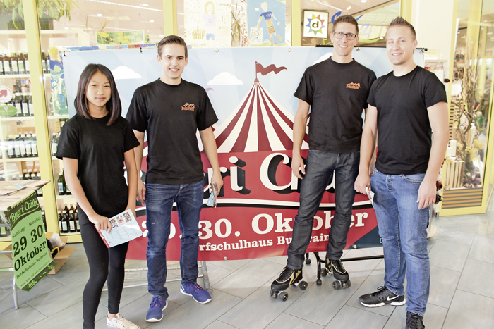 Die Buchrainer Schülerin Hong-Mai und ihre Kollegen warben an der Tschannhof-Feier für die «Bueri Chilbi».