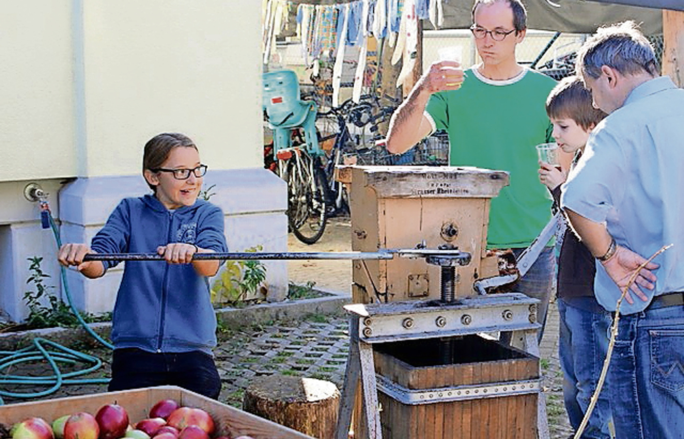 Frisch gepressten Süssmost gibts nebst vielen weiteren Köstlichkeiten am Martini Märt der Steiner Schule. Bild zVg.