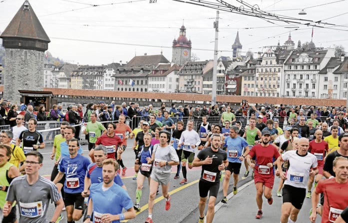 Swiss City Marathon Lucerne: Marathonfeld auf Seebruecke
