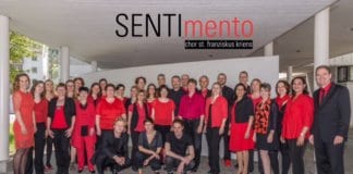 SENTImento Chor an der Firmung 2016 im Senti, mit der Band (vorne) und dem Chorleiter John Savelkoul (rechts). (zVg)