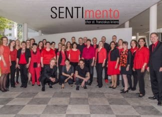 SENTImento Chor an der Firmung 2016 im Senti, mit der Band (vorne) und dem Chorleiter John Savelkoul (rechts). (zVg)