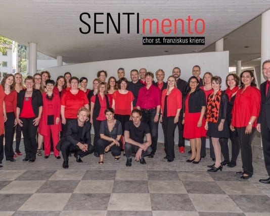 SENTImento Chor an der Firmung 2016 im Senti, mit der Band (vorne) und dem Chorleiter John Savelkoul (rechts). (zVg)