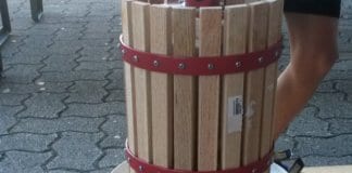 Selber Mosten am Samstagsmarkt - nicht nur für Kinder eine Attraktion. (zVg)