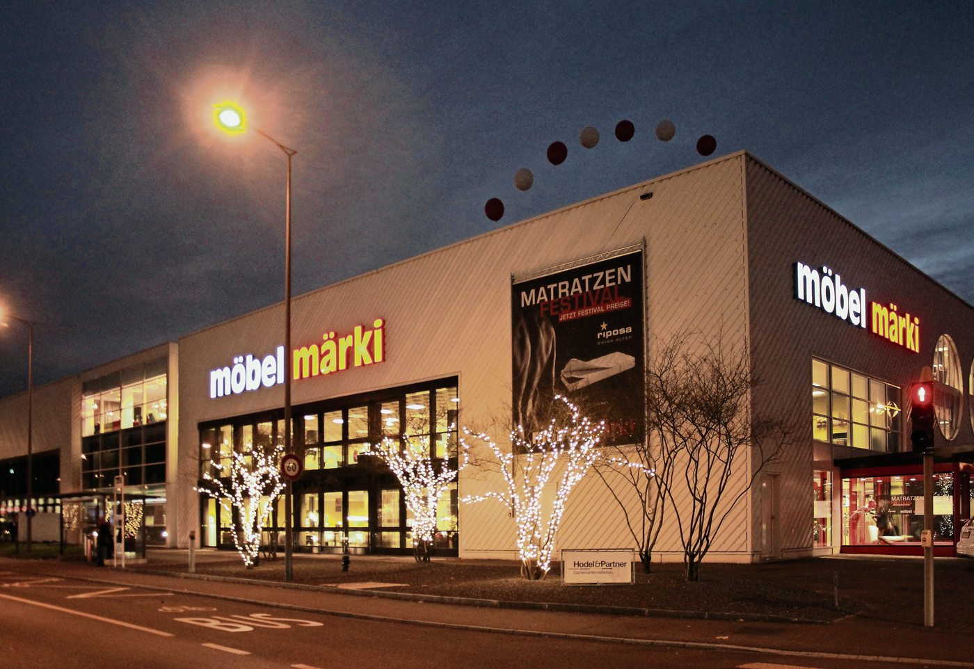 Die komplett erneuerte und massiv vergrösserte Möbel Märki-Filiale in Dierikon erstrahlt innen wie aussen in neuem Glanz.
