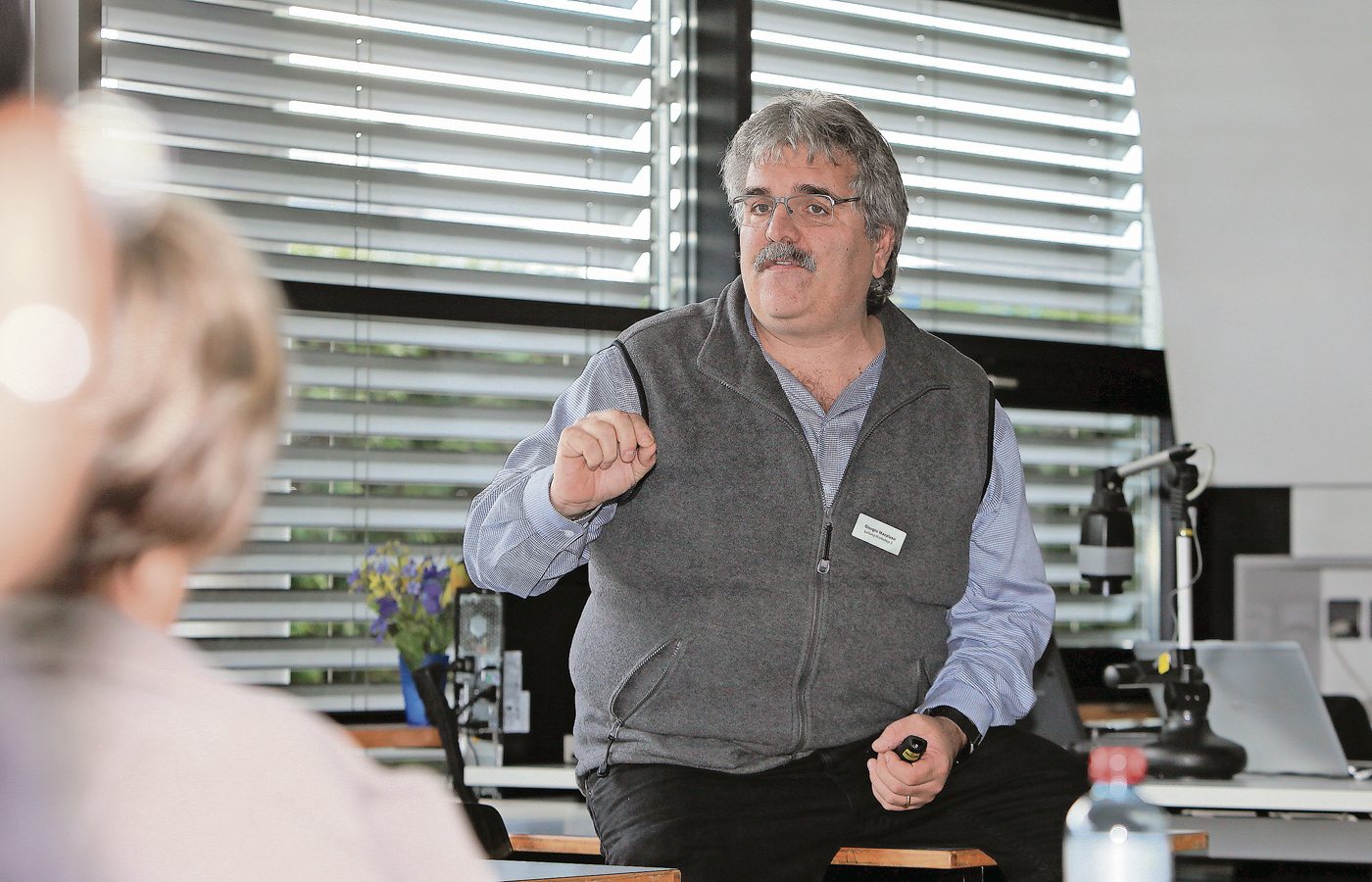 Swisscom-Medienexperte Giorgio Macaluso beleuchtete am 2. Kantonalen Elternbildungstag Chancen und Gefahren der neuen Medien. Bild apimedia