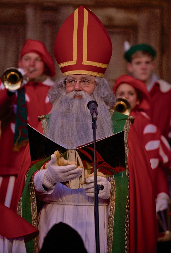 Der Samichlaus richtet seine weisen Worte an die Anwesenden.