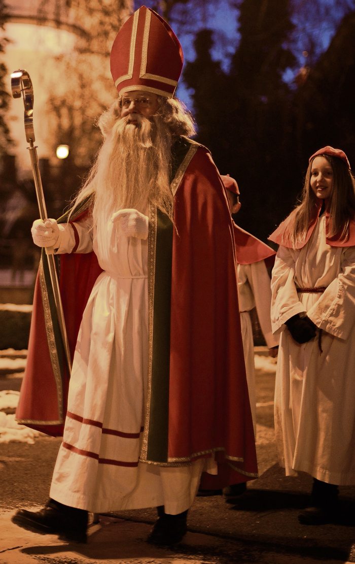 Der Samichlaus ist vom 27. November bis 06. Dezember 2016 viel unterwegs in Ebikon. Die Samichlausen-Gesellschaft unterstützt ihn dabei.