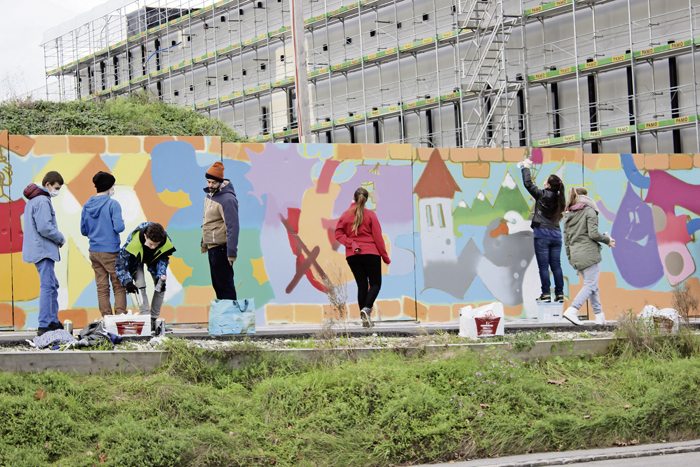 Graffiti an der Bauwand: Der Luzerner Graffiti-Künstler Rayo Fernandez zeigt den Jugendlichen, wie's geht.
