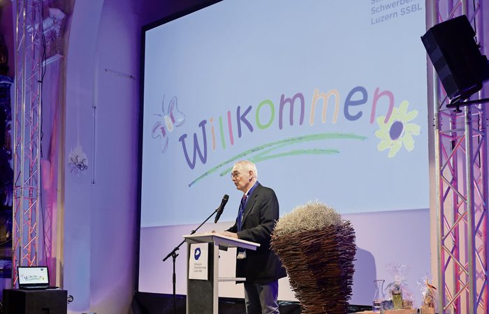 Rolf Maegli, Direktor SSBL, begrüsst die Gäste zu einem Fachvortrag in der Klosterkirche.