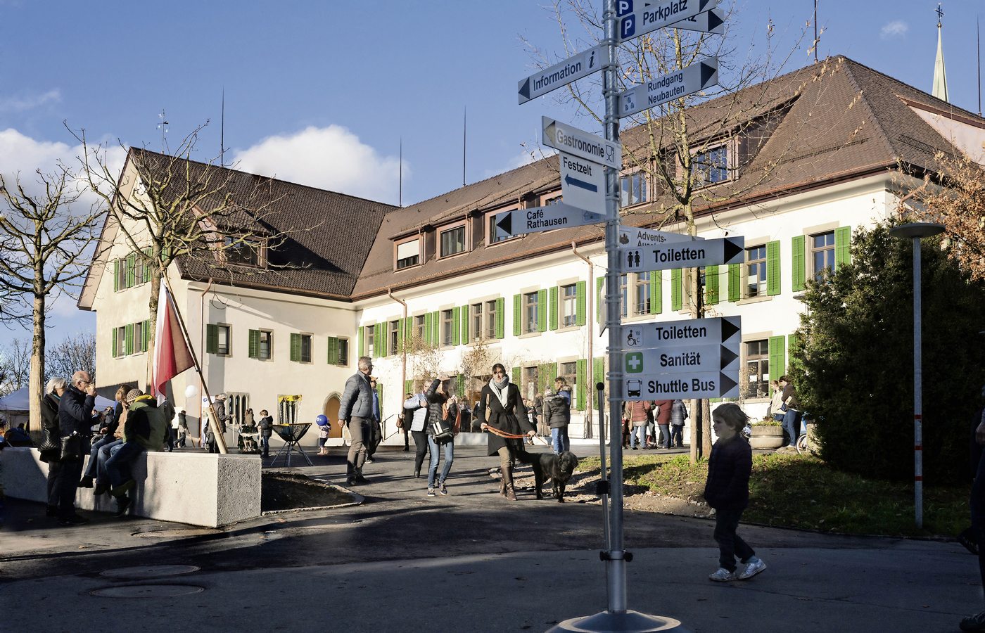 Auf dem Klostervorplatz.