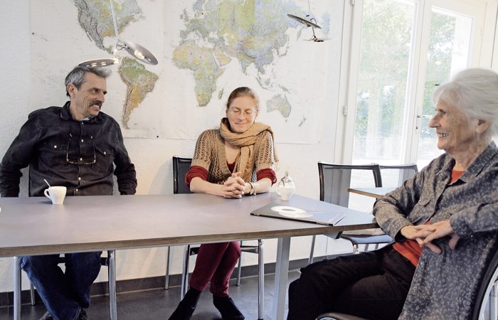 Die Gemeinde Ebikon zeichnete beim letzten «Äbiker Seerosepriis» 2015 Gabriel, Karin und Rosmarie Baltensweiler für ihre besondere Leistung mit ihrer Leuchtenmanufaktur aus.