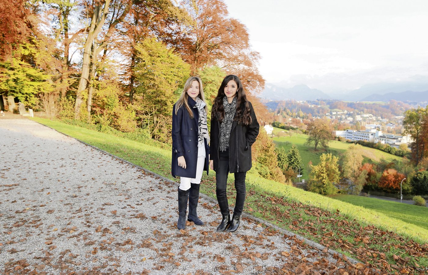 Laura Valkovsky (links) und Brenda Maiorini spielen das vierhändige Klavierstück «Lebensstürme» von Franz Schubert. Bild zVg.