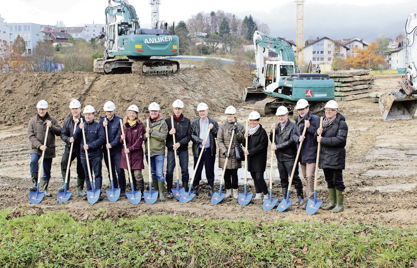 Der Spatenstich ist eine rein symbolische Handlung, die eigentliche Arbeit beginnt erst danach. Bild Stefan Jäggi.