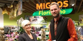 Ueli Ottiger, Stv. Filialleiter Migros Schweizerhof Luzern, übergibt Monica Grest den Hauptpreis. Bild zVg.