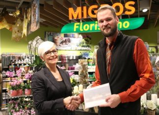 Ueli Ottiger, Stv. Filialleiter Migros Schweizerhof Luzern, übergibt Monica Grest den Hauptpreis. Bild zVg.