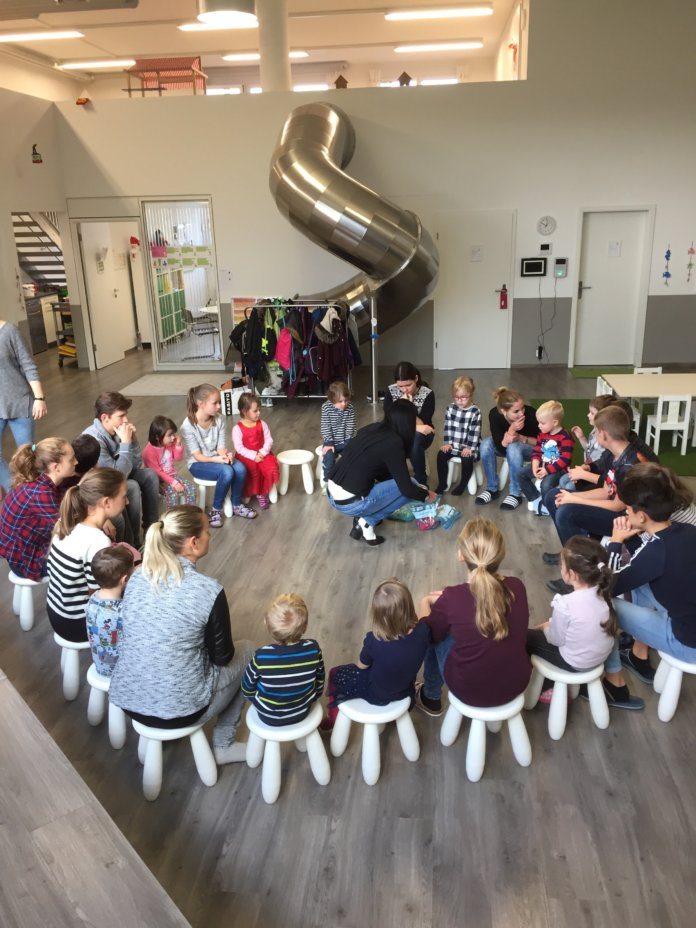 kita_zauberchischte2 Aufmerksame Kinder und Jugendliche beim nationalen Zukunftstag in der «Zauberchischte» - im Hintergrund die beeindruckende Rutsche. Bild zVg.
