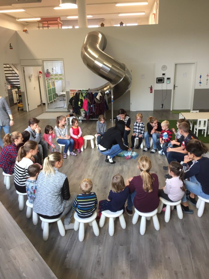 Aufmerksame Kinder und Jugendliche beim nationalen Zukunftstag in der «Zauberchischte» - im Hintergrund die beeindruckende Rutsche. Bild zVg.