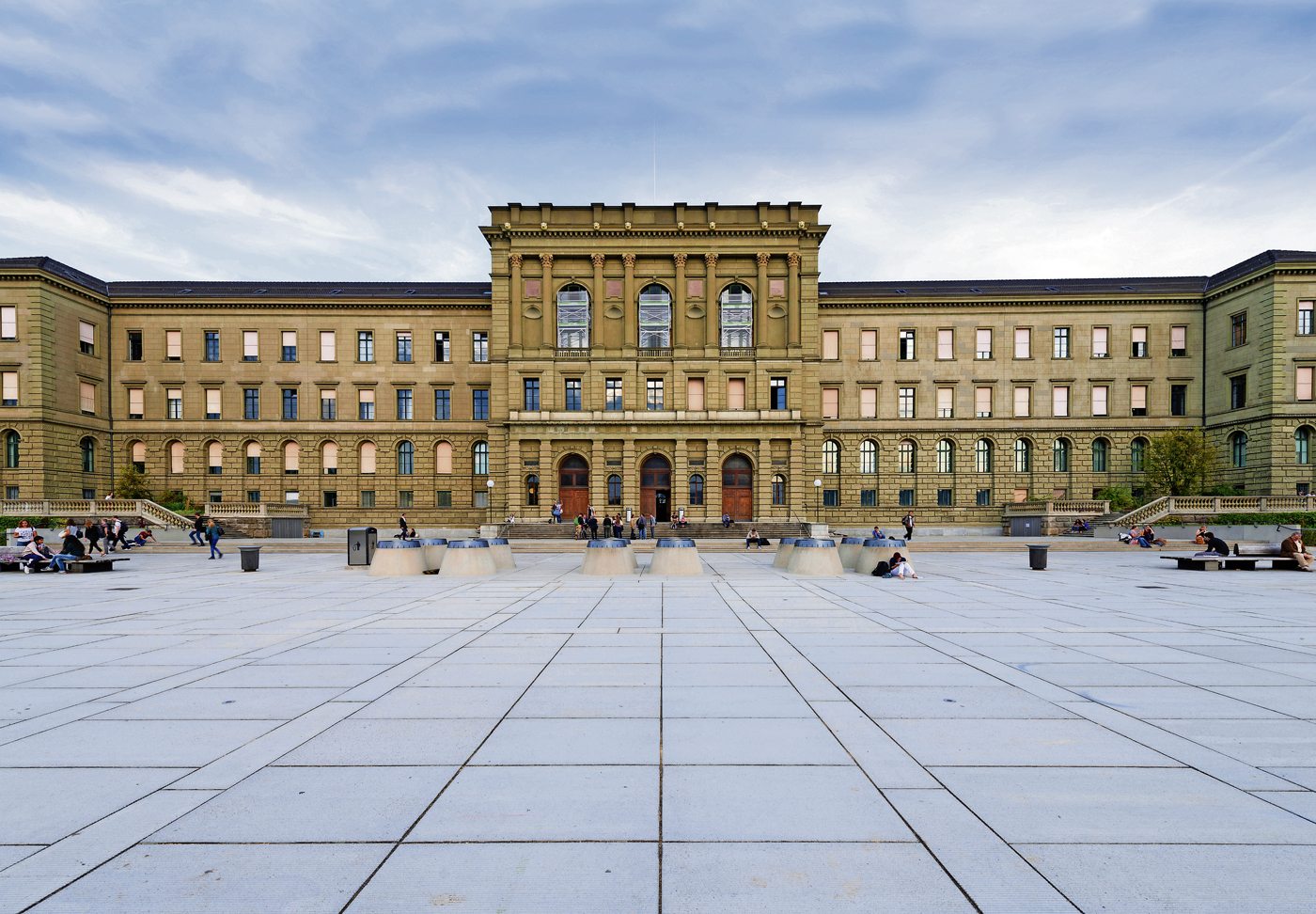 Nach einer Lehre mit Berufsmaturitätsabschluss ermöglicht die Passerelle den Zugang zu einem Studium an einer Schweizer Universität. Bild iStock © M. Patzen