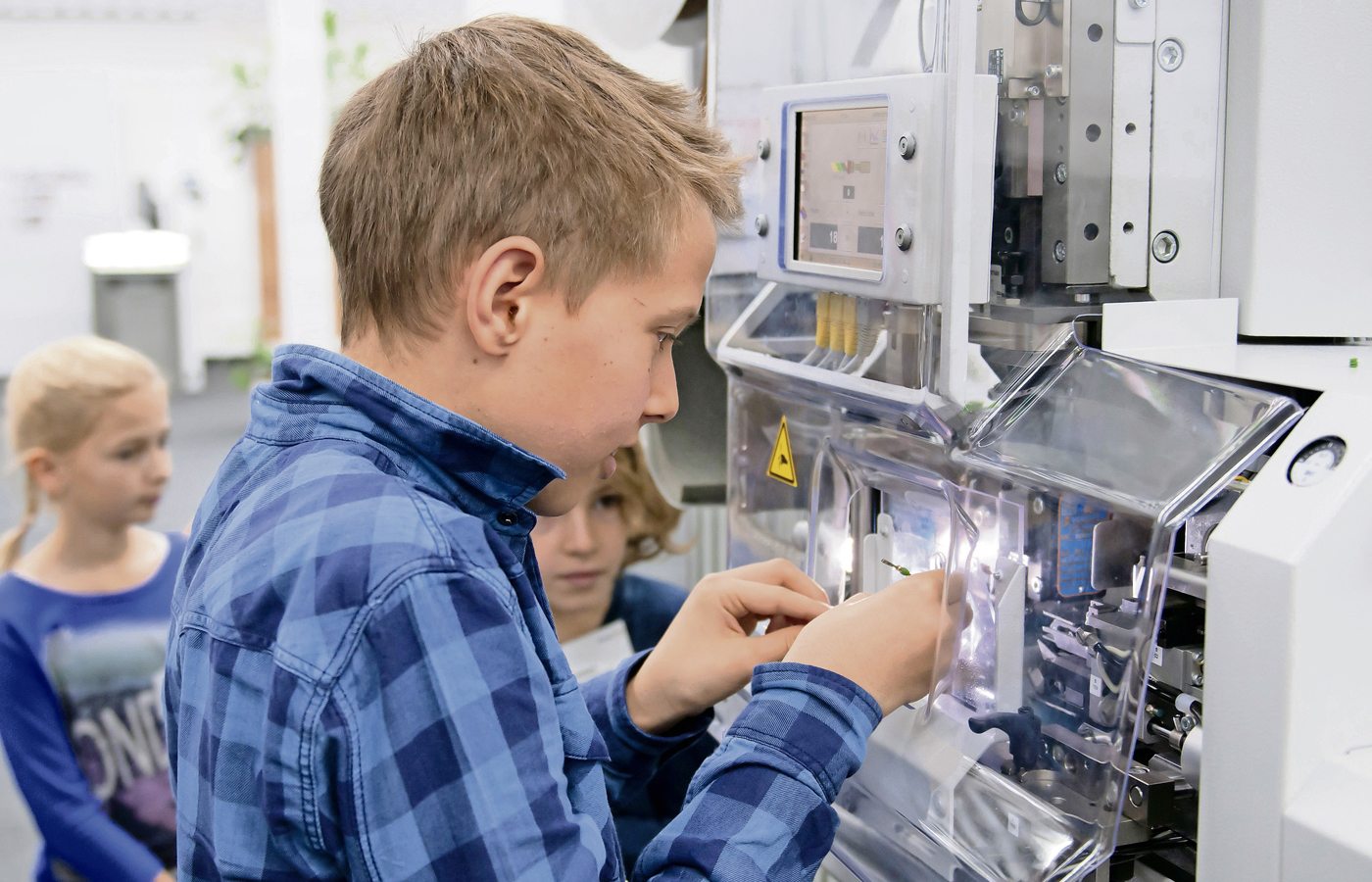 Simon Meyer setzt einen Crimp, das Kontaktteil zwischen Kabel und Stecker.