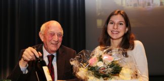 Die vom Gemeindepräsidenten beschenkten, abtretenden Urnenbüro-Mitglieder Jasmin Pürro und Anton Güggi amteten als Stimmenzähler. Bild zVg.