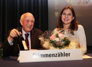 Die vom Gemeindepräsidenten beschenkten, abtretenden Urnenbüro-Mitglieder Jasmin Pürro und Anton Güggi amteten als Stimmenzähler. Bild zVg.