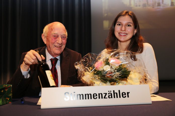 Die vom Gemeindepräsidenten beschenkten, abtretenden Urnenbüro-Mitglieder Jasmin Pürro und Anton Güggi amteten als Stimmenzähler. Bild zVg.