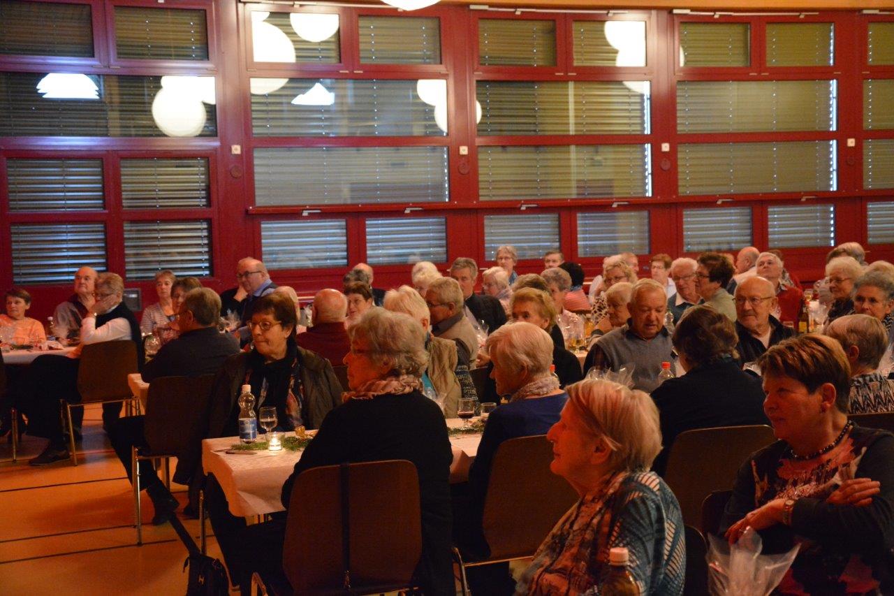 Aufmerksames Publikum bei der Seniorenweihnacht in Inwil. Bild zVg.