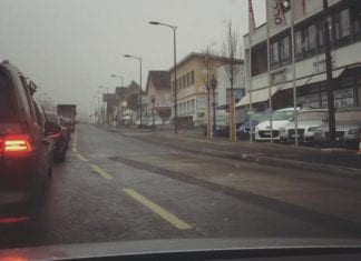 Der Verkehr staut sich an der Dosierungsampel beim Schachenweid-Kreisel. Bild Daniel Scherz.