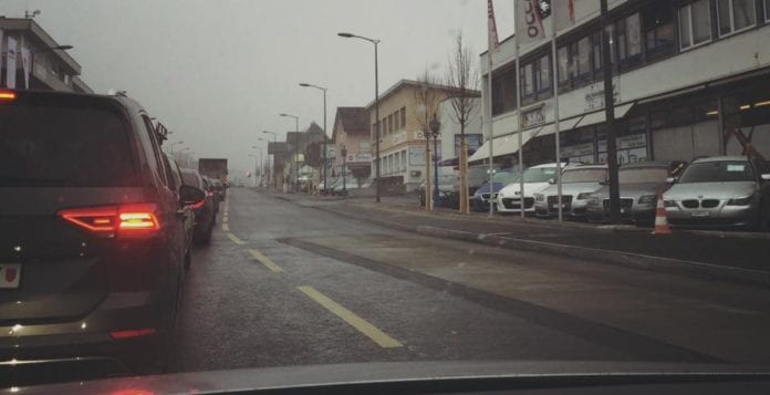 Der Verkehr staut sich an der Dosierungsampel beim Schachenweid-Kreisel. Bild Daniel Scherz.