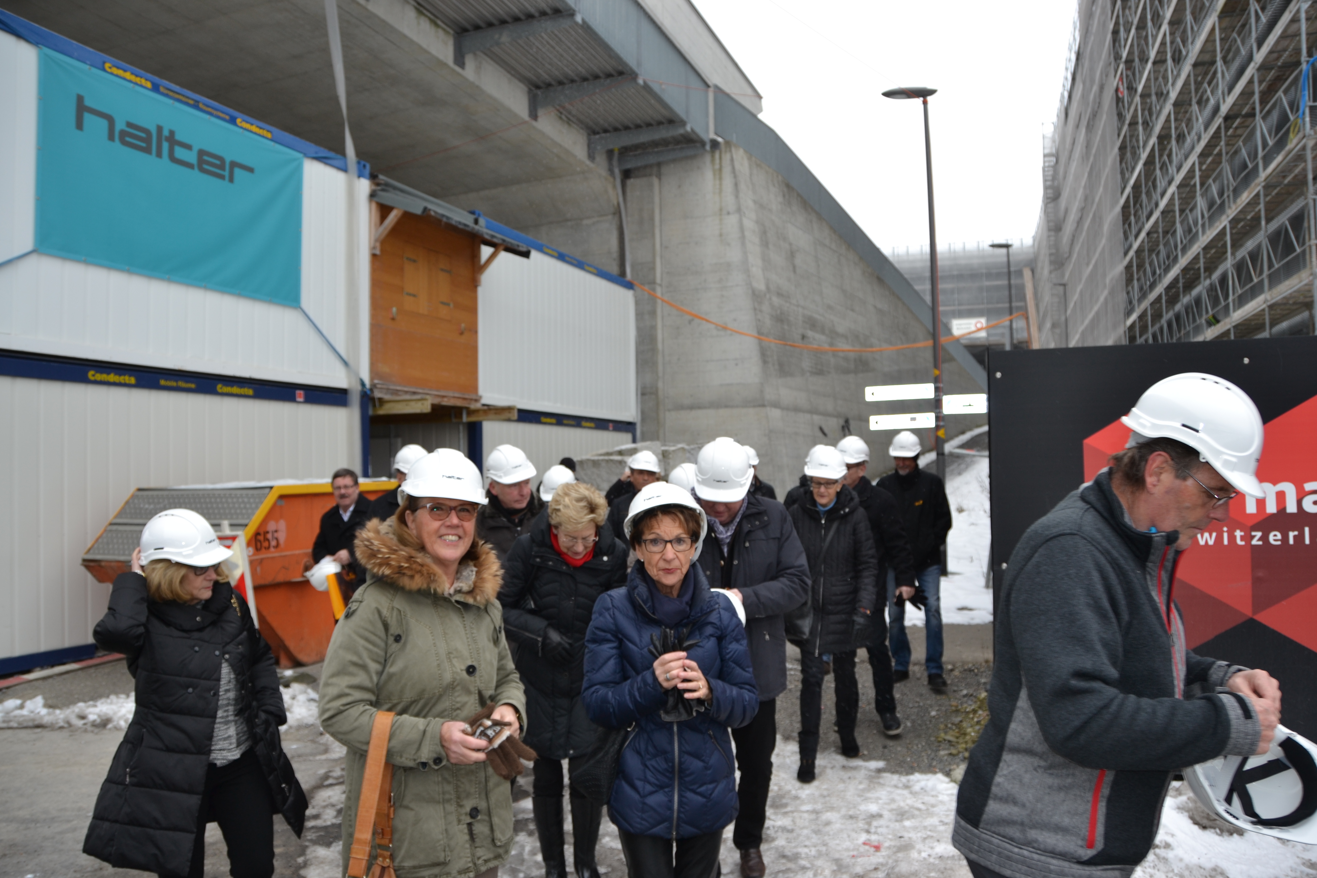 Gross war das Interesse an der Führung durch die Mall of Switzerland. Bild zVg.