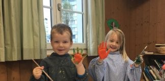 Die Kreativität wird gefördert: Zwei Spielgruppenkinder beim Malen. Bild zVg.