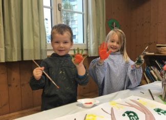 Die Kreativität wird gefördert: Zwei Spielgruppenkinder beim Malen. Bild zVg.