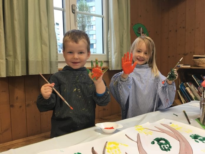 Die Kreativität wird gefördert: Zwei Spielgruppenkinder beim Malen. Bild zVg.