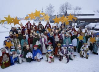 Inwiler Sternsinger vor der Kirche. Bild zVg.