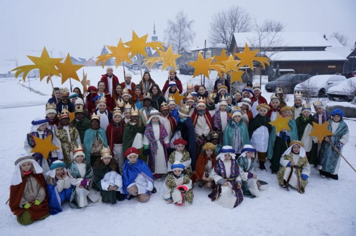 Inwiler Sternsinger vor der Kirche. Bild zVg.