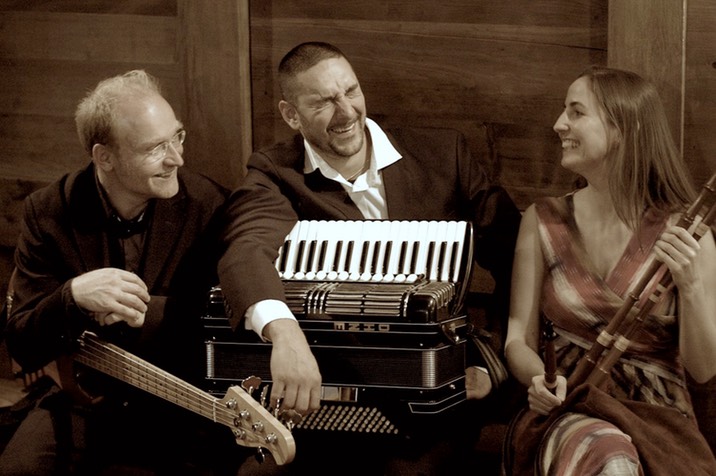 Das Trio Umano bestehend aus Sven Angelo Mindeci (Akkordeon), Elisabeth Sulser (Flöte/Dudelsack) und Jean-Pierre Dix (E-Bass). Bild www.svenangelomindeci.ch