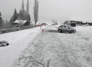 Das bergwärtsfahrende Auto kam erst circa 15 Meter unterhalb der Strasse zum Stillstand. Bild zVg.