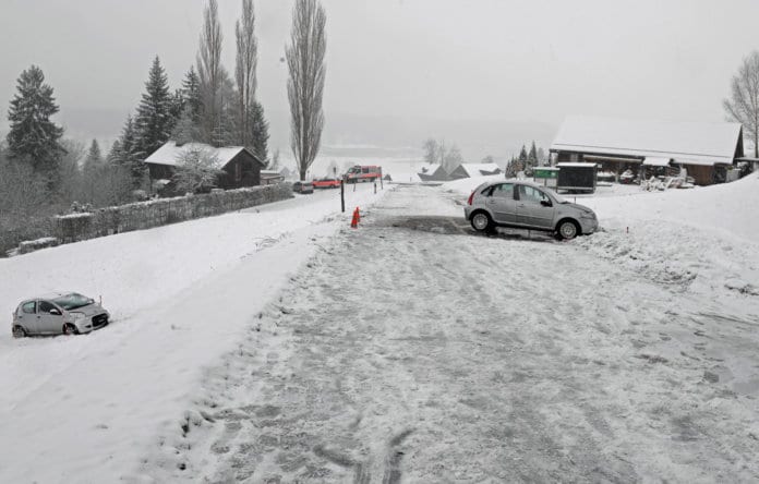 Das bergwärtsfahrende Auto kam erst circa 15 Meter unterhalb der Strasse zum Stillstand. Bild zVg.