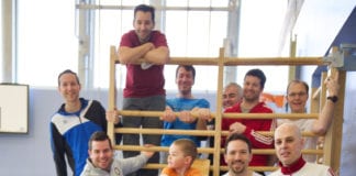 Die Väter und ihre Kinder haben sichtlich Spass beim VaKi-Turnen. Bild zVg.