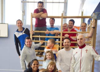 Auf Skiern durch die Turnhalle Die Väter und ihre Kinder haben sichtlich Spass beim VaKi-Turnen. Bild zVg.