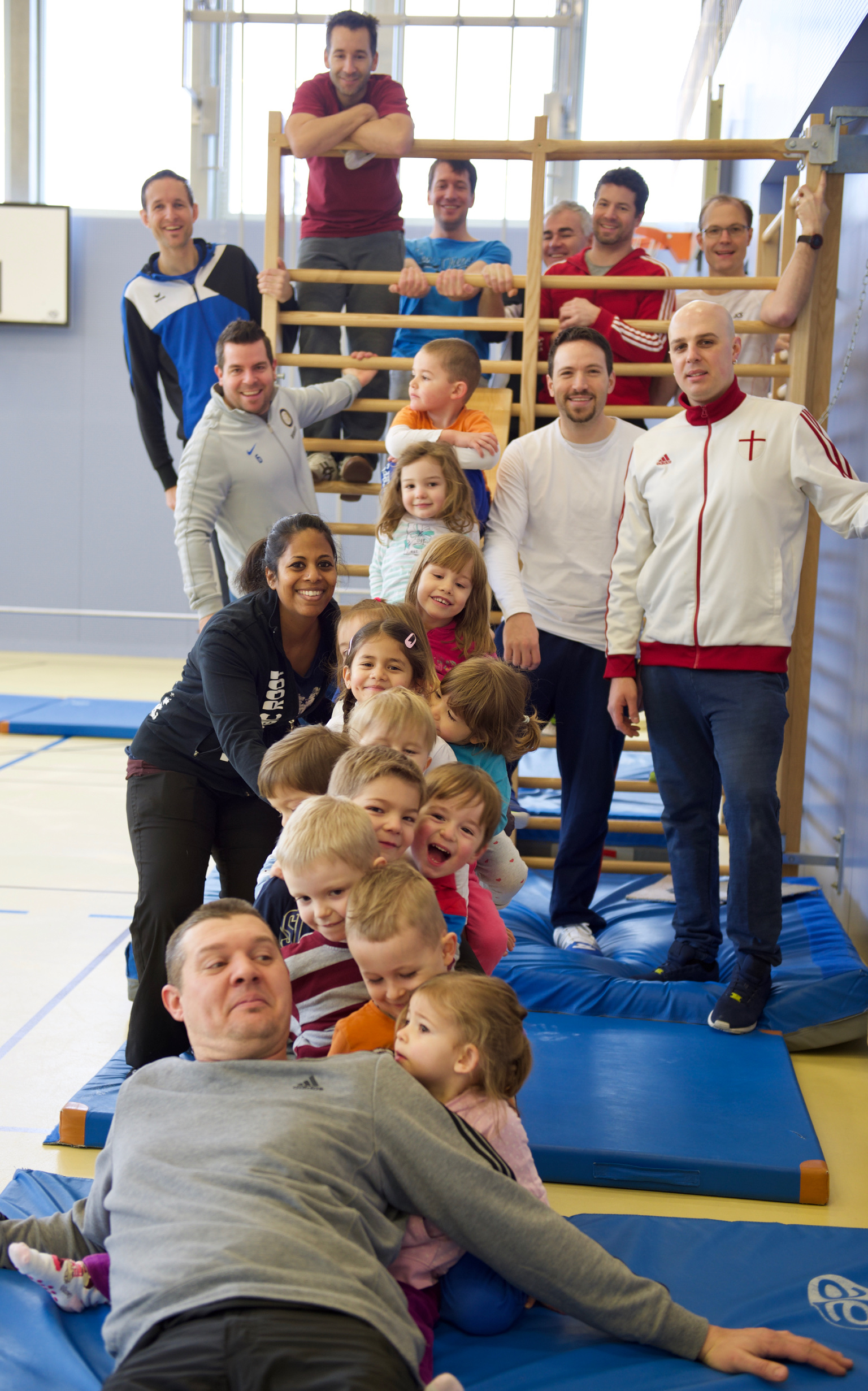 Die Väter und ihre Kinder haben sichtlich Spass beim VaKi-Turnen. Bild zVg.