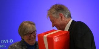 Werner Steinmann wird für seine erfolgreichen 15 Jahre als Vorsitzender geehrt und verdankt. Bild zVg.