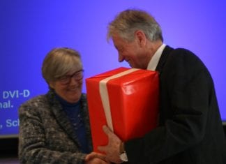 Werner Steinmann wird für seine erfolgreichen 15 Jahre als Vorsitzender geehrt und verdankt. Bild zVg.