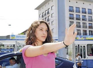 Frau muss sich zu helfen wissen